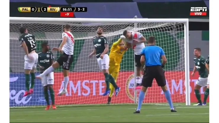 Paulo Díaz se llevó un golpe de puños de parte de Weverton que no fue sancionado como penal en la definición entre River Plate y Palmeiras