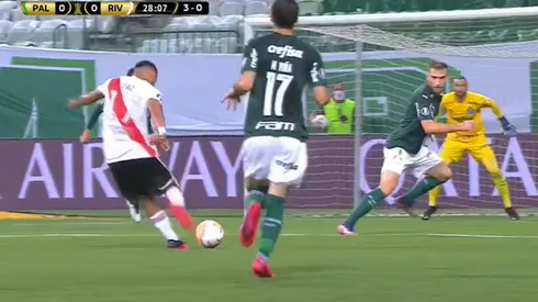 Casi golazo de Paulo Díaz en River contra Palmeiras por la semifinal de Copa Libertadores.
