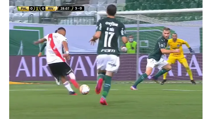 Casi golazo de Paulo Díaz en River contra Palmeiras por la semifinal de Copa Libertadores.