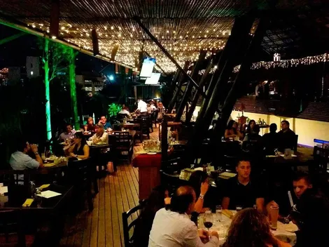 Fuertes críticas a la medida que prohíbe música en restaurantes