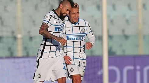Arturo Vidal marcó de penal su primer gol con la camiseta del Inter de Milán. Alexis recibió la falta