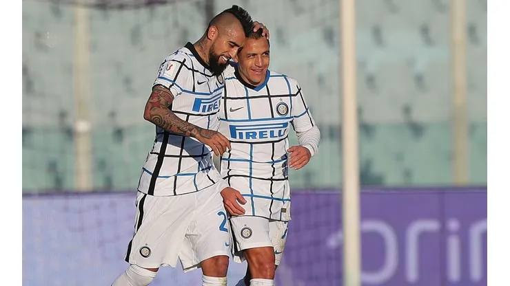 Arturo Vidal marcó de penal su primer gol con la camiseta del Inter de Milán. Alexis recibió la falta