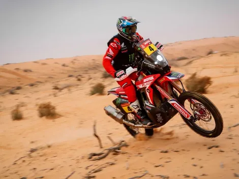 Nacho Cornejo acaricia el título del Dakar en motos