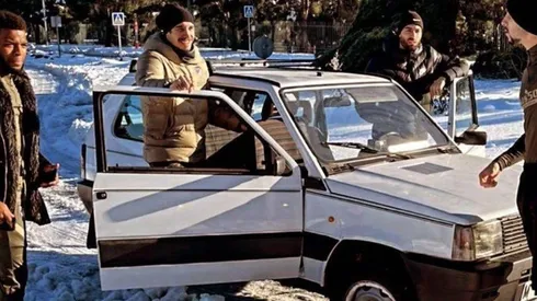Los jugadores del Atlético de Madrid salieron de sus autos último modelo para ir a entrenar.