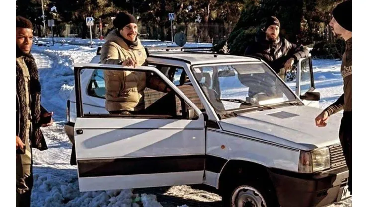 Los jugadores del Atlético de Madrid salieron de sus autos último modelo para ir a entrenar.