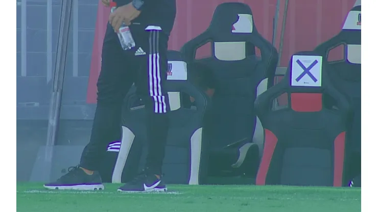 El momento en que Stillitano chequea una tablet con la que siempre anda.