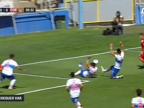 ¿Mano? El polémico penal-VAR que pone arriba a Curicó ante la UC