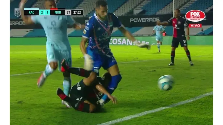 Arias salió reemplazado luego del fuerte golpe en su rodilla