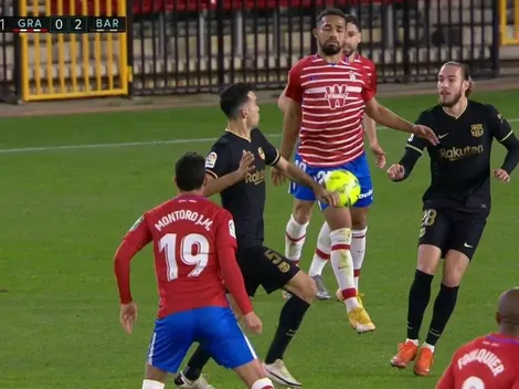 Escandalosa mano de Busquets en la jugada previa al gol de Messi