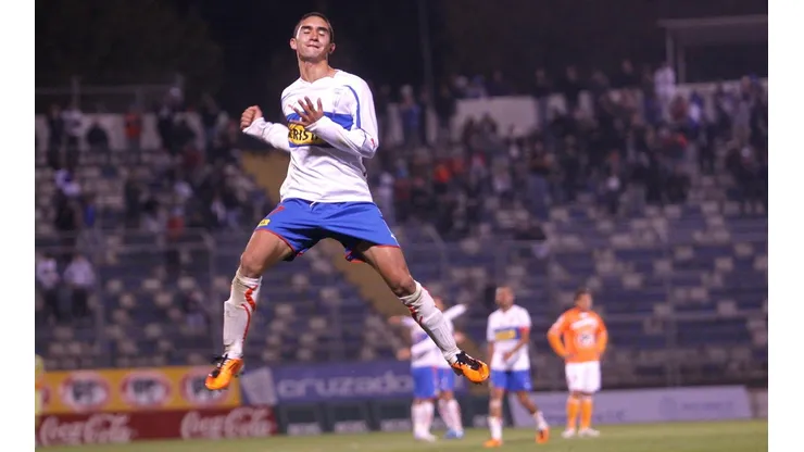 Felipe Gutiérrez festejando un gol con la UC