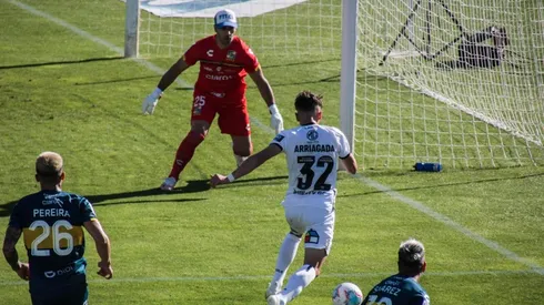 Los albos se vuelven a encontrar con Johnny Herrera.