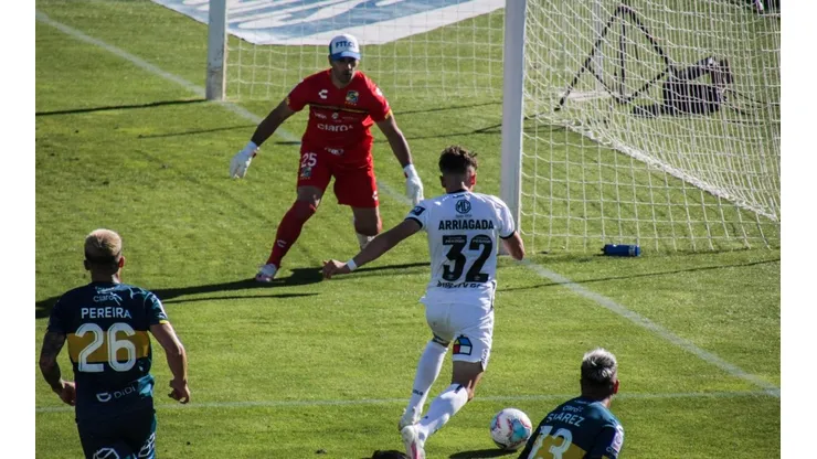 Los albos se vuelven a encontrar con Johnny Herrera.