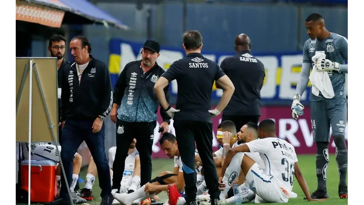 El Covid positivo del portero John fue la motivación para la charla en el campo según TNT Sports.