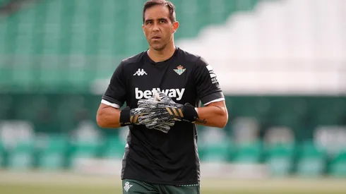 Claudio Bravo tendrá una fuerte competencia la próxima temporada.