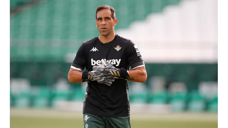 Claudio Bravo tendrá una fuerte competencia la próxima temporada.