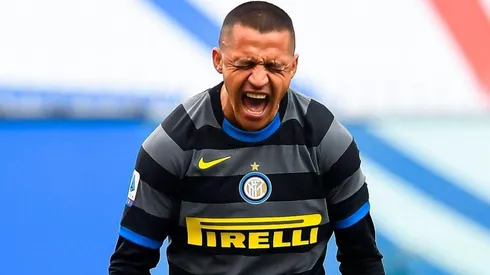 Alexis Sánchez se frustra por penal perdido