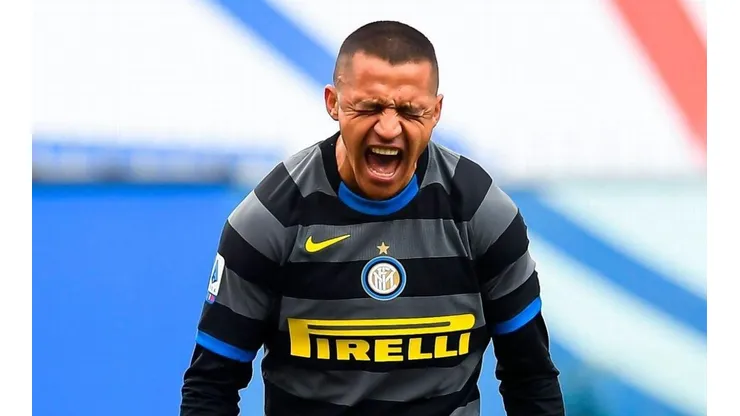 Alexis Sánchez se frustra por penal perdido