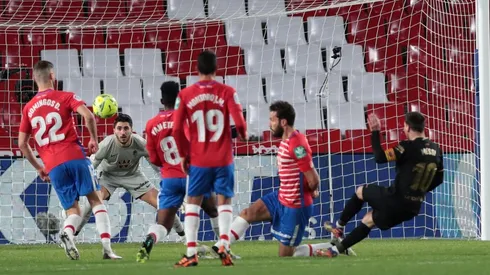 Messi marcó un doblete contra Granada: uno polémico, los dos golazos.
