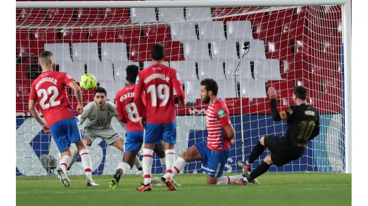 Messi marcó un doblete contra Granada: uno polémico, los dos golazos.