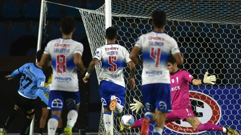 La UC ganó con gol del Pollo Valencia, que anotó a 30 segundos de haber ingresado a la cancha.