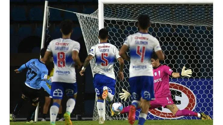 La UC ganó con gol del Pollo Valencia, que anotó a 30 segundos de haber ingresado a la cancha.