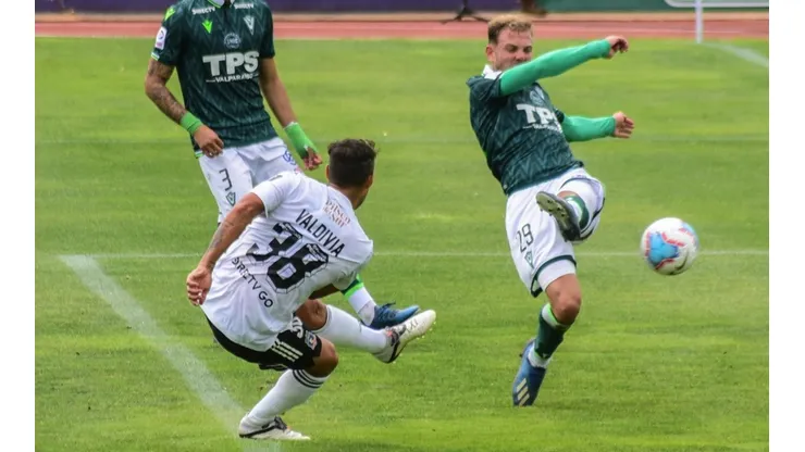 El único remate al marco de Colo Colo fue un gol de Jorge Valdivia, pero la jugada estaba anulada por ostensible offside tanto de él como de Julio Barroso, quien le pivoteó.