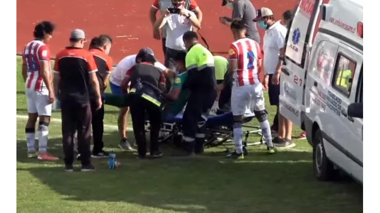 Arquero de Linares se lesionó y en el banco no había golero suplente.