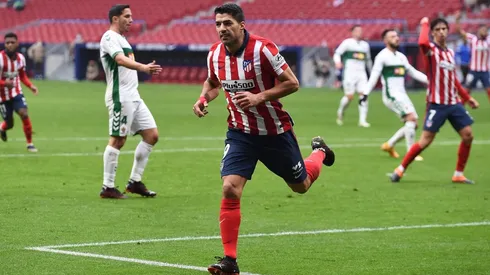 Luis Suárez festejando con la camiseta del Atlético Madrid