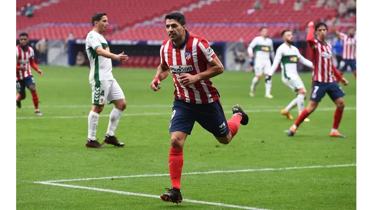 Luis Suárez festejando con la camiseta del Atlético Madrid