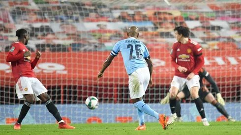 Manchester City se mete en la final de la Copa de la Liga con golazo de Fernandinho ante el United.