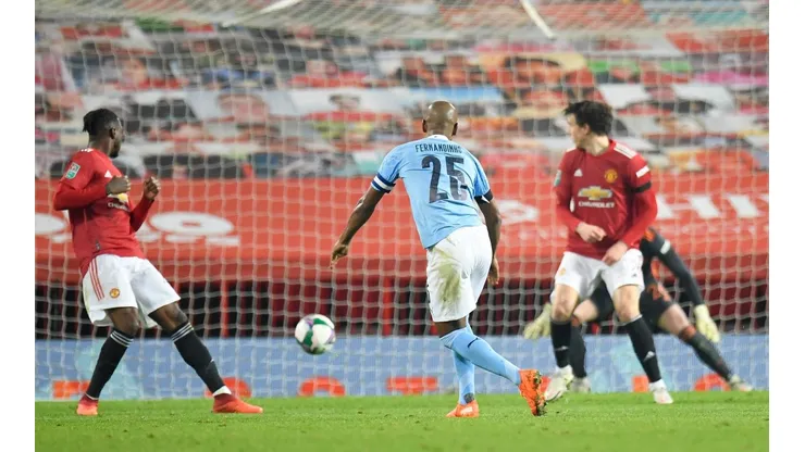 Manchester City se mete en la final de la Copa de la Liga con golazo de Fernandinho ante el United.