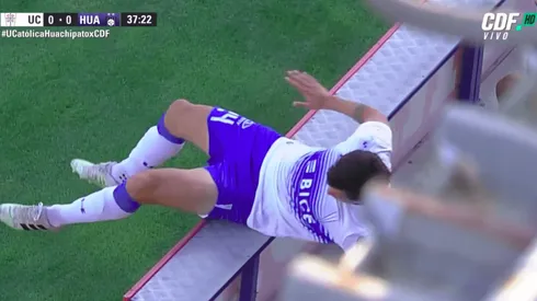 Parot se dio un duro golpe con la valla publicitaria.