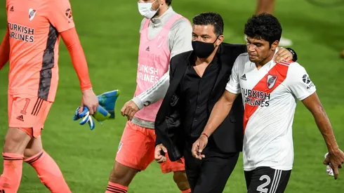 Marcelo Gallardo conversando con Robert Rojas tras el Superclásico.