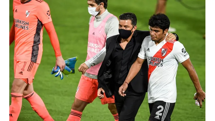 Marcelo Gallardo conversando con Robert Rojas tras el Superclásico.