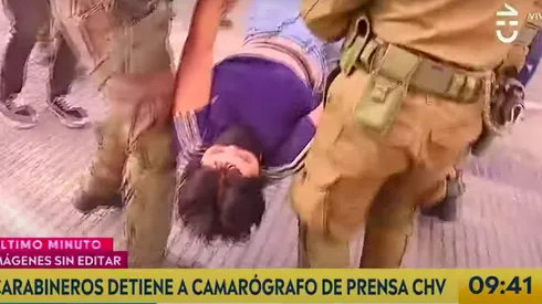 Una de las imágenes captadas por el camarógrafo Álex Cuadra, quien terminó detenido por Carabineros.