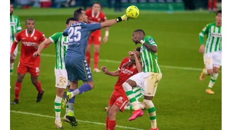 Claudio Bravo cumplió un buen partido en su regreso al arco del Real Betis.