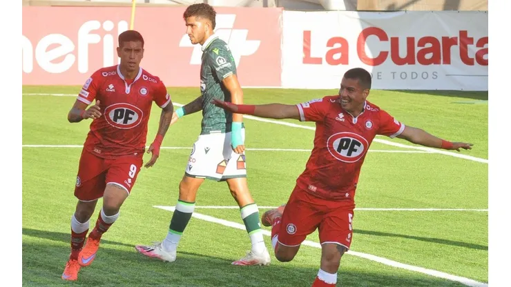 Triunfo de La Calera contra Santiago Wanderers con golazo de Esteban Valencia.