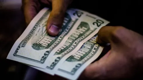 Cae el precio del dólar