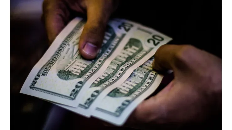 Cae el precio del dólar