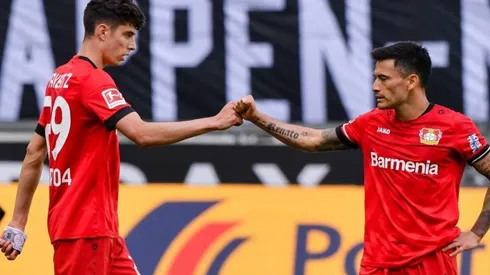 Kai Havertz se saluda con Charles Aránguiz en el Bayer Leverkusen