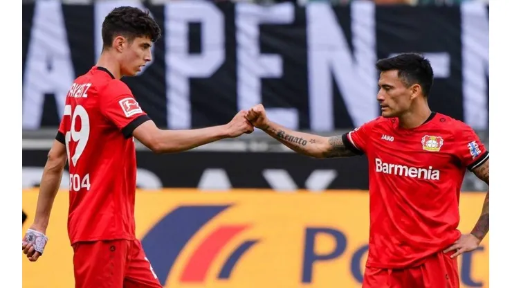 Kai Havertz se saluda con Charles Aránguiz en el Bayer Leverkusen