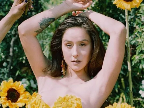 Denise Rosenthal le dice adiós al 2020 cubierta sólo con adornos hogareños