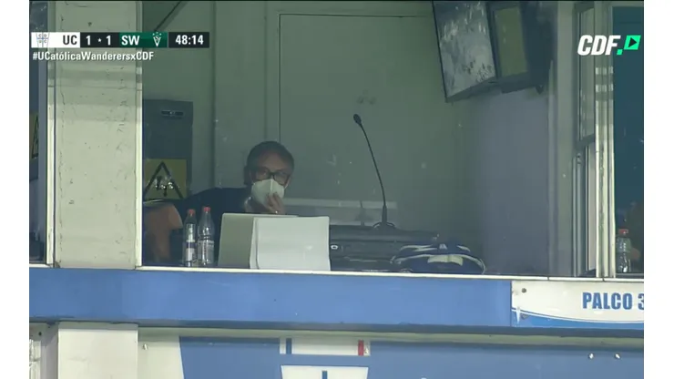 El estratega Cruzado no pudo comandar las acciones del UC vs Wanderers debido a una suspensión.