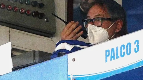 Ariel Holan, DT de la UC, con las manos literalmente en el radio contra Santiago Wanderers