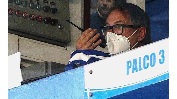 Ariel Holan, DT de la UC, con las manos literalmente en el radio contra Santiago Wanderers