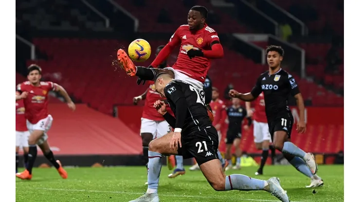 Manchester United ganó y alcanzó al Liverpool en la cima de la Premier
