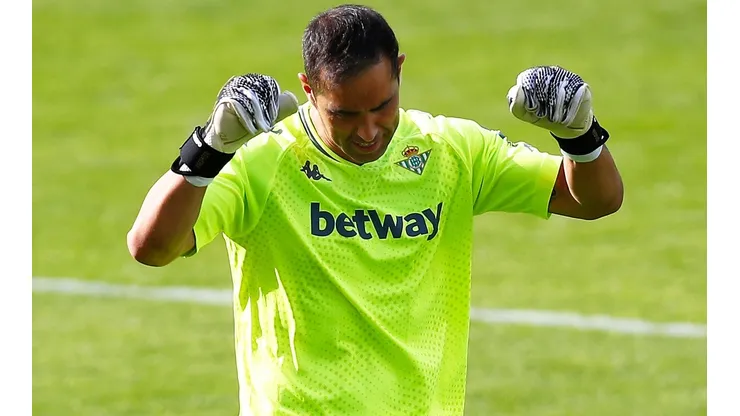 Claudio Bravo espera reaparece después de un mes lesionado en el derbi andaluz entre Betis y Sevilla