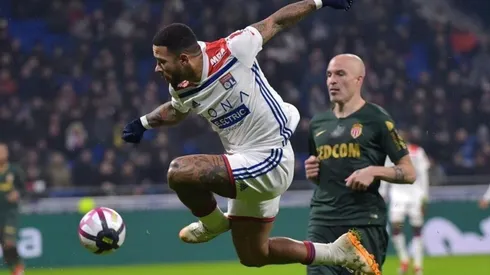 Memphis Depay dominando el balón en busca del arco rival