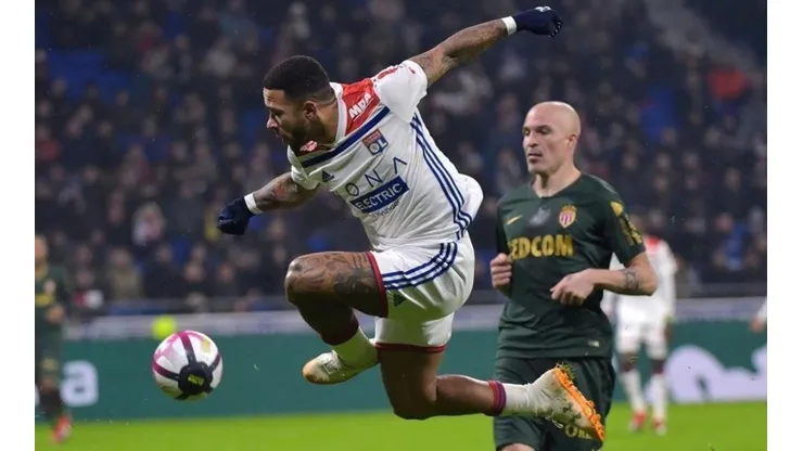 Memphis Depay dominando el balón en busca del arco rival