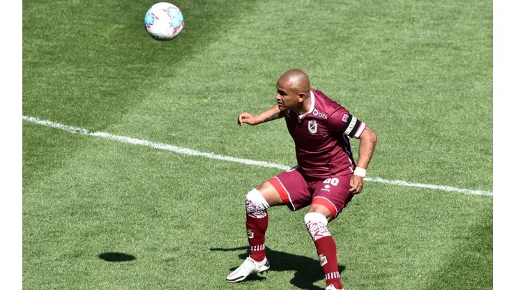 Humberto Suazo con el balón en la mira siempre